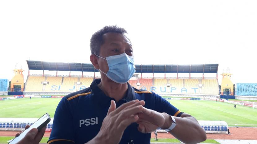 Direktur Operasional PT Liga Indonesia Baru, Sujarno di Stadion Si Jalak Harupat, Kabupaten Bandung, Kamis (1/4). 