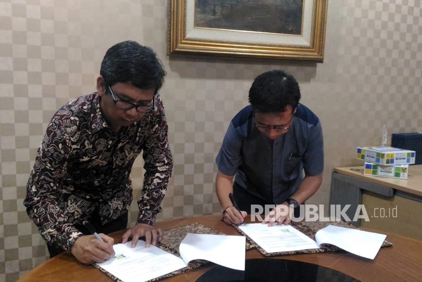 Direktur Operasional PT Republika Media Mandiri Arys Hilman dan Direktur Pendidikan Dompet Dhuafa Muhammad Syafi'ie el-Bantanie menandatangani kerja sama pemberitaan program Sekolah Literasi Indonesia, Jakarta, Senin (11/2).