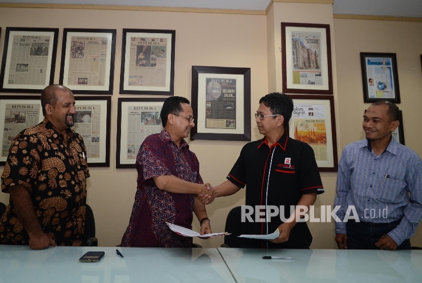 Direktur Operasional Republika Media Mandiri Arys Hilman Nugraha (kedua dari kanan) dan Ketua Ikatan Penerbit Indonesia (Ikapi) DKI Jakarta Afrizal Sinaro (kedua dari kiri) berjabat tangan seusai penandatangan nota kesepahaman (MoU) Islamic Book Fair (IBF)