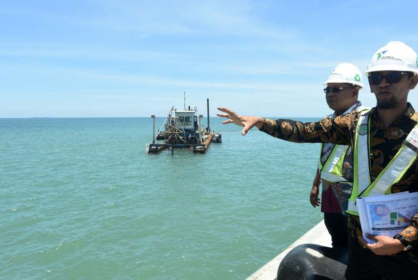 Direktur Pelabuhan Pelindo IV, Farid Padang (kiri) memamtau proses pengerukan di areal Makassar New Port di Makassar, Sulawesi Selatan, Jumat (5/10).