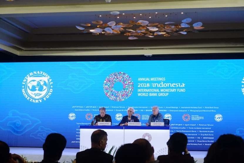 Direktur Pelaksana Dana Moneter Internasional (IMF) Christine Lagarde menggelar konferensi pers dalam Pertemuan Tahunan IMF-Bank Dunia di Nusa Dua, Bali pada Kamis (11/10). 