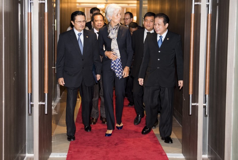 Direktur Pelaksana Dana Moneter Internasional (IMF) Christine Lagarde (tengah) berbincang dengan Wakil Ketua DPR Taufik Kurniawan (kanan) dan Ketua Komisi XI Fadel Muhammad (kiri) seusai melakukan pertemuan tertutup di Kompleks Parlemen Senayan, Jakarta, R