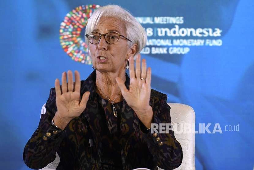 Direktur Pelaksana International Monetary Fund (IMF) Christine Lagarde menyampaikan paparan terkait Pemberdayaan Wanita di Dunia Kerja pada rangkaian Pertemuan Tahunan IMF World Bank Group 2018 di Bali International Convention Center (BICC), Nusa Dua, Bali, Selasa (9/10). 