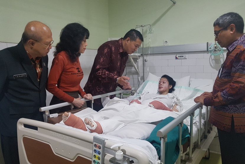 Direktur Pelayanan Badan Penyelenggara Jaminan Sosial Ketenagakerjaan (BPJS-TK) Krishna Syarif (ketiga dari kiri) mengunjungi salah satu korban serangan bom bunuh diri di RS William Booth Surabaya, Jawa Timur, Jumat (18/5).