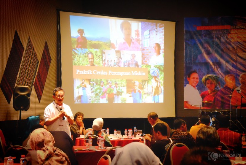 Direktur Pelayanan Dasar Kementerian Desa, PDT dan Transmigrasi dr Hanibal, berbicara dalam Diskusi Nasional 