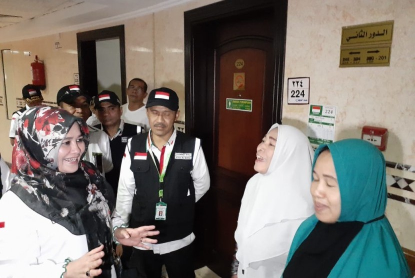 Direktur Pelayanan Haji Luar Negeri Kementerian Agama, Sri Ilham Lubis, berdialog dengan jamaah haji kloter UPG 1 di Hotel 236 kawasab Syisah, Kamis (25/1). Dialog itu membahas soal katering yang dikonsumsi oleh jamaah. 