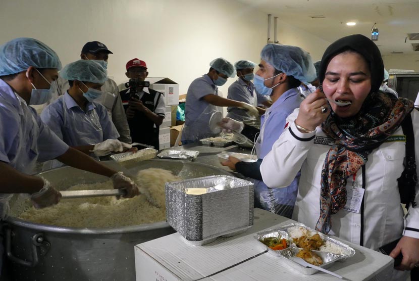 Direktur Pelayanan Haji Luar Negeri Sri Ilhami Lubis mencoba masakan di salah satu dapur perusahaan katering yang menyuplai konsumsi bagi jamaah haji Indonesia di Madinah.