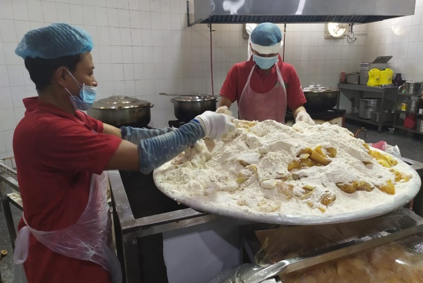 Perusahaan katering penyedia makanan jamaah haji Indonesia, Madinah. Kemenag Usulkan Biaya Haji Baru, Turun Rp 2,5 Juta per Jamaah