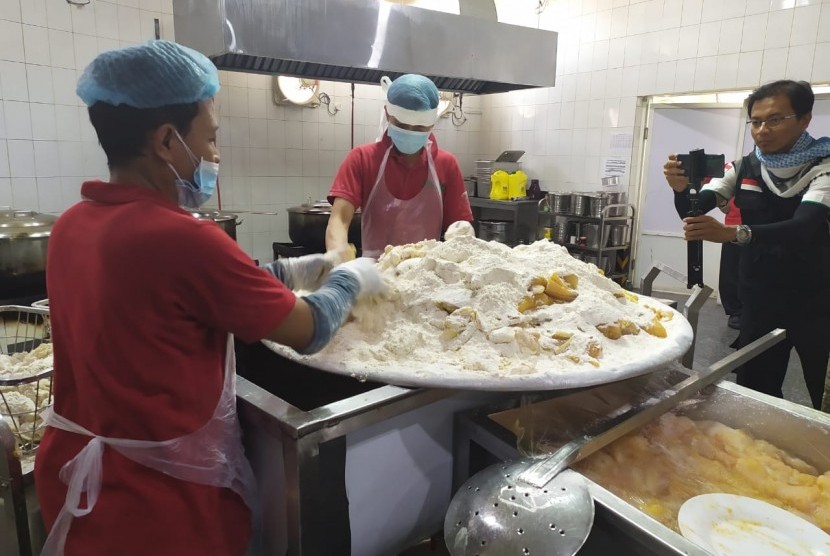Perusahaan katering penyedia makanan jamaah haji Indonesia, Madinah, Selasa (23/7/2019). Sebenyak 54 perusahaan/dapur katering dikontrak untuk melayani jamaah haji Indonesia saat di Makkah dengan menu nusantara.   