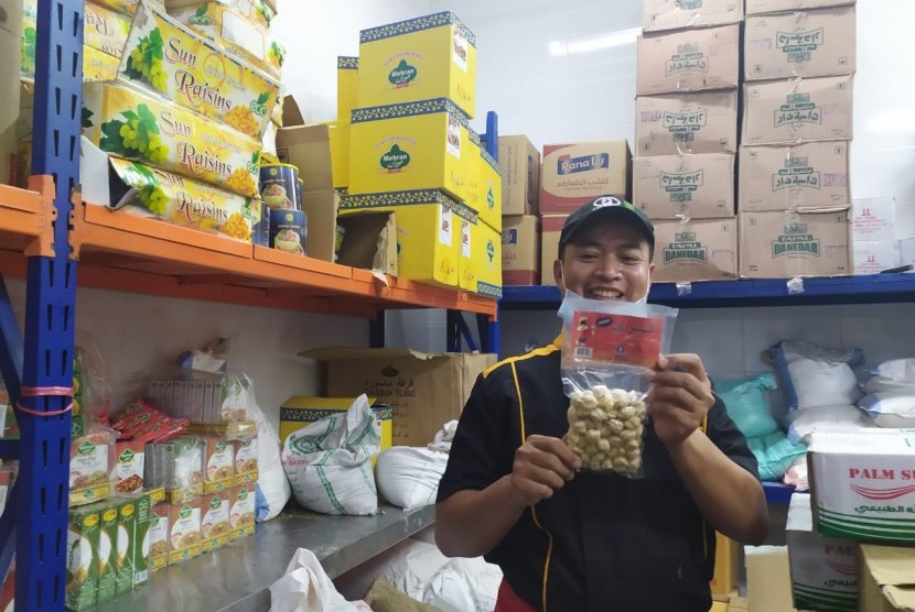 Seorang petugas menunjukkan bahan baku makanan yang disediakan perusahaan katering untuk konsumsi jamaah haji Indonesia, Madinah, Selasa (23/7). 
