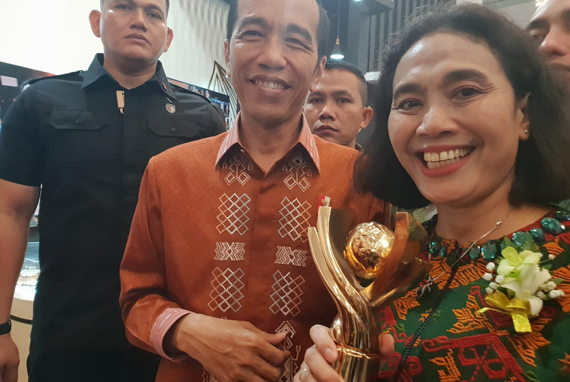 Direktur Pemasaran Bio Farma Sri Harsi Teteki menerima penghargaan Primaniyarta dari Presiden Joko Widodo.