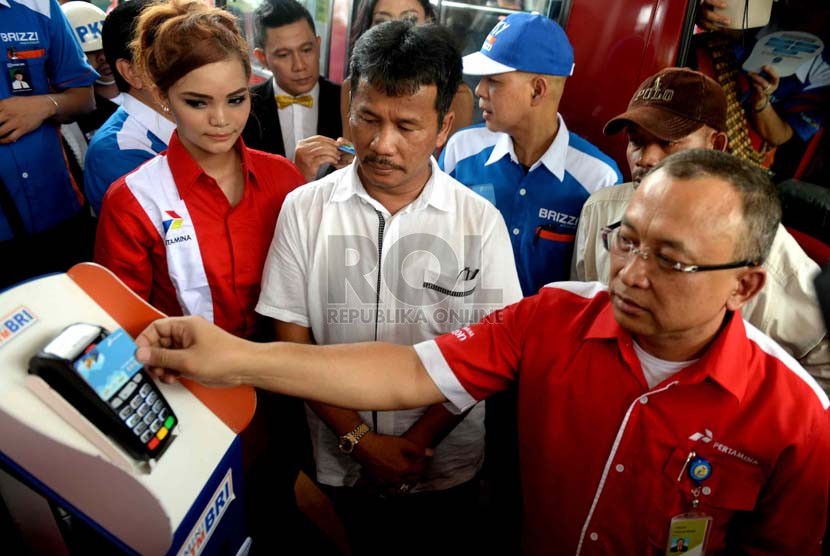 Direktur Pemasaran dan Niaga Pertamina Hanung Budya mencoba Fuel Card saat peluncuran Fuel Card kerjasama Pertamina, BRI, dan Pemprov Batam, di SPBU Tiban Center, Batam, Kamis (18/9).(Republika/ Wihdan)