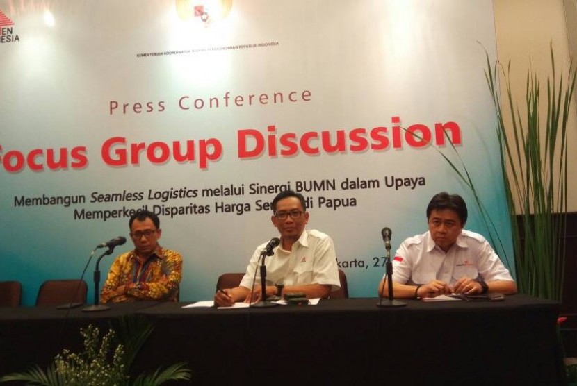 Direktur Pemasaran dan Supply Chain PT Semen Indonesia (Persero) Tbk Ahyanizzaman (tengah) menjelaskan bentuk kerja sama dengan empat BUMN lainnya untuk menurunkan harga semen di Papua, di Jakarta, Kamis (27/4) 