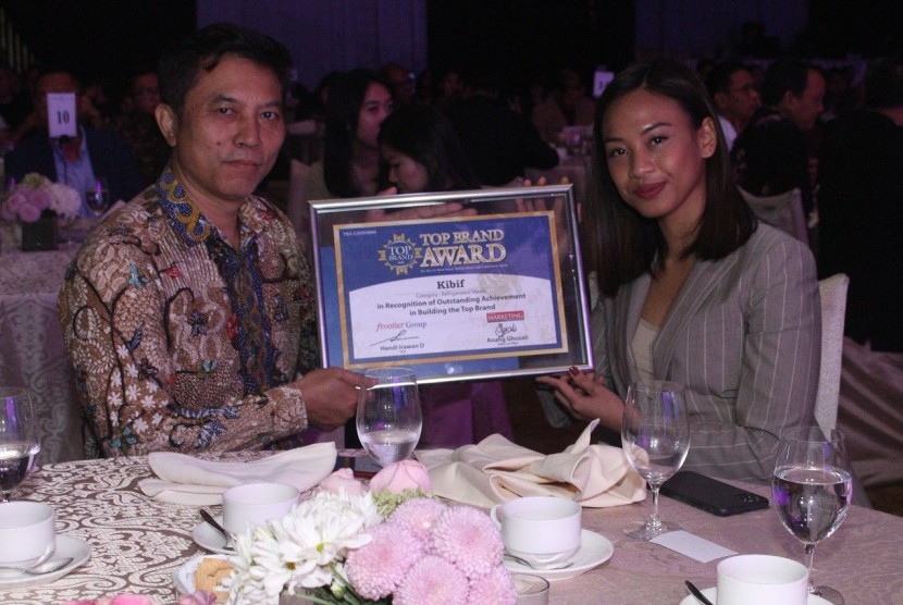 Direktur Pemasaran KIBIF Grace Adoe (kanan) bersama Direktur Penjualan KIBIF Wiryo Subagyo saat menerima penghargaan “Top Brand Award 2020”.