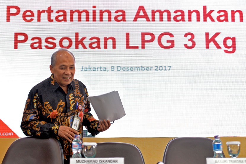 Direktur Pemasaran Pertamina Muchamad Iskandar bersiap memberikan keterangan pers mengenai pasokan LPG tiga kilogram bersubsidi, di kantor Pusat Pertamina, Jakarta, Jumat (8/12). 