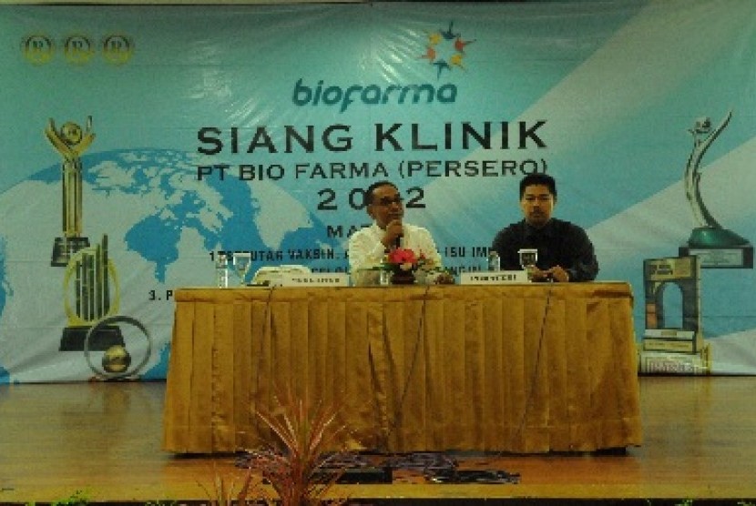 Direktur Pemasaran PT Bio Farma (Persero) Sarimuddin Sulaeman (Kiri) Beserta Aco Aslam Yusuf, Kepala Divisi Penunjang Pemasaran.