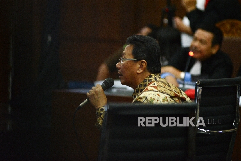 Direktur Pemasaran PT Kia Mobil Indonesia Hartanto Sukmono memberikan keterangan kepada majelis hakim saat menjadi saksi dalam persidangan terdakwa Jessica Kumala Wongso di Pengadilan Negeri Jakarta Pusat, Rabu (7/9). (Republika/ Raisan Al Farisi) 