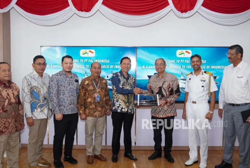 Direktur Pemasaran PT PAL Wiyono Komodjojo bersama Duta Besar India untuk Indonesia Sandeep Chakravorty.