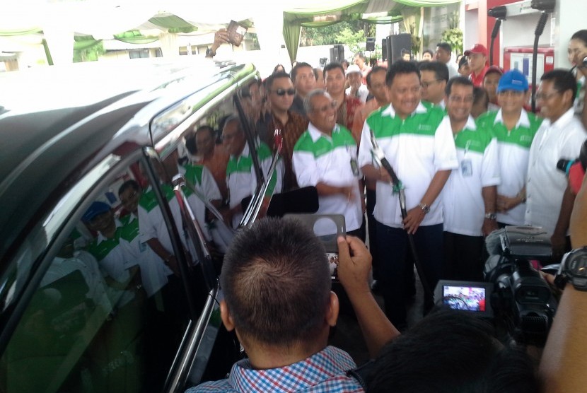 Direktur Pemasaran PT Pertamina Ahmad Bambang dan Gubernur Sulawesi Utara Olly Dondokambey saat meluncurkan bahan bakar minyak jenis Pertalite di Sulawesi Utara, Sabtu (26/3).  