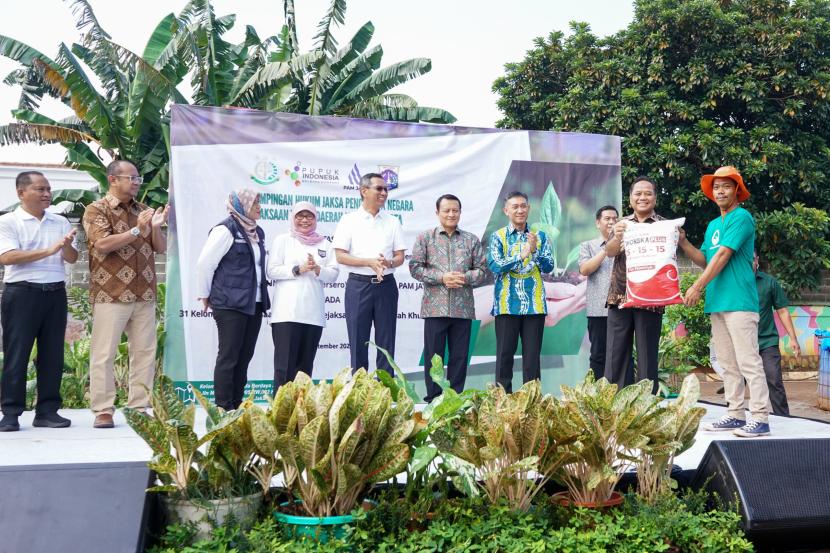 Direktur Pemasaran PT Pupuk Indonesia Tri Wahyudi Saleh dan Penjabat (Pj) Gubernur DKI Jakarta Heru Budi Hartono menyalurkan bantuan pupuk dan benih tanaman pangan kepada kelompok Tani Muda Berdaya Jakarta Selatan di Kelurahan Cipedak, Kecamatan Jagakarsa, Jakarta Selatan, Jumat (13/9/2024).