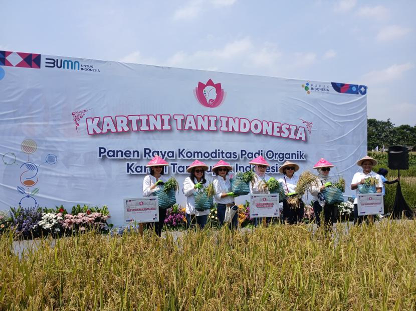 Direktur Pemasaran Pupuk Indonesia Tri Wahyudi Saleh bersama Ketua Umum PIKA Pupuk Indonesia, Tata Rahmad Pribadi dalam acara Panen Raya Padi Organik Program Kartini Tani Pupuk Indonesia di lahan Agro Eduwisata Organik Mulyaharja, Kecamatan Bogor Selatan, Kota Bogor, Jawa Barat, Rabu (30/10/2024).  