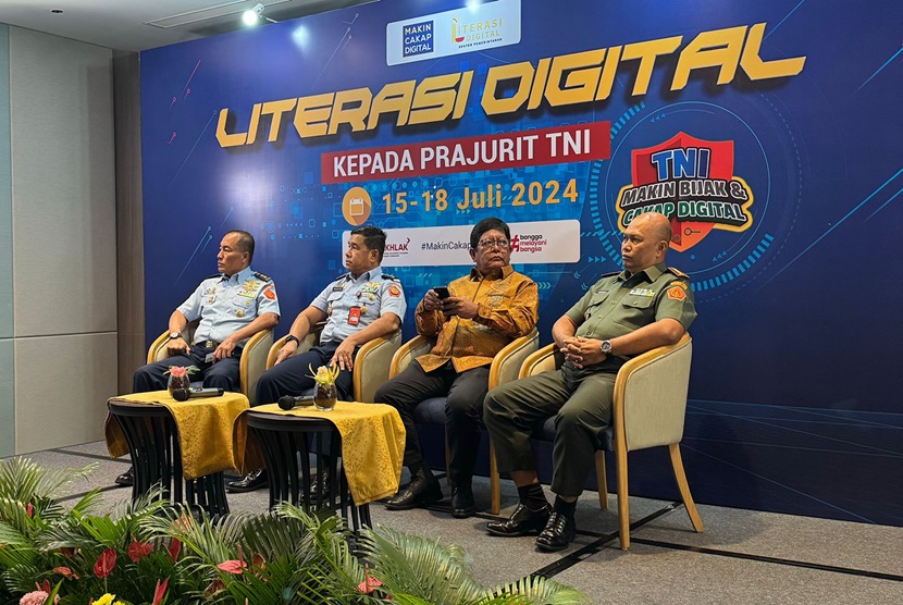 Direktur Pemberdayaan Informatika Kemenkomonfo Slamet Santoso dalam diskusi TNI Makin Bijak dan Cakap Digital