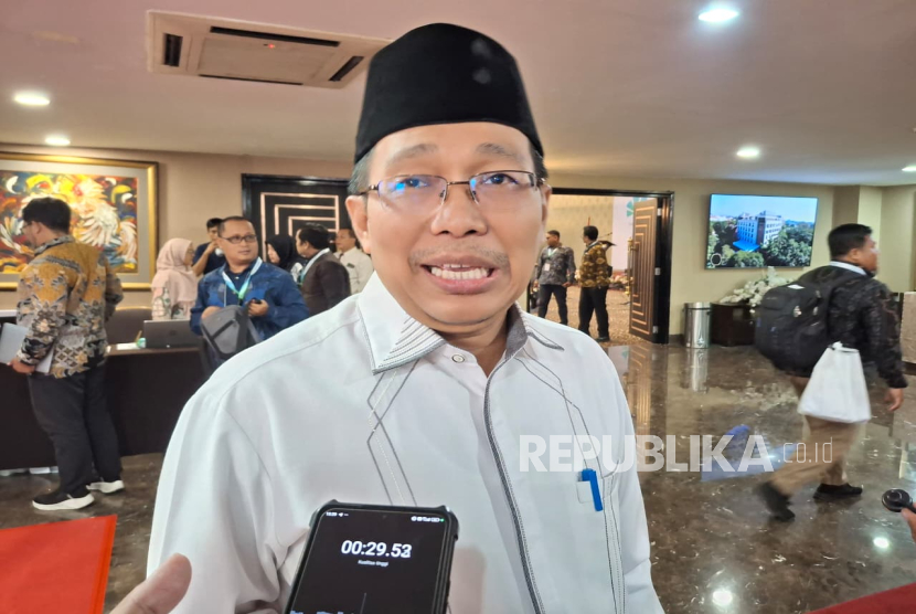 Direktur Pemberdayaan Zakat dan Wakaf (Ditzawa) Kemenag, Profesor Waryono di acara HRD OPZ FORUM 2025 yang digelar Forum Zakat (FOZ) di Jakarta, Selasa (21/10/2025). 