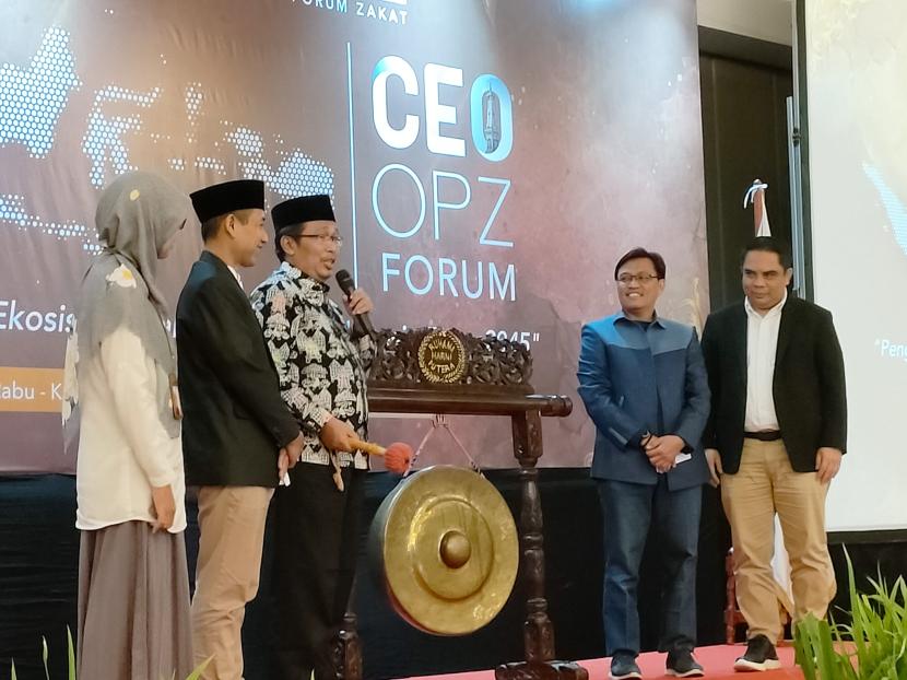  Direktur Pemberdayaan Zakat dan Wakaf Kemenag RI, Prof Waryono A Ghafur, Ketua Umum Forum Zakat, Bambang Suherman, dan Wakil Ketua Baznas Mo Mahdum dalam acara CEO OPZ Forum. 