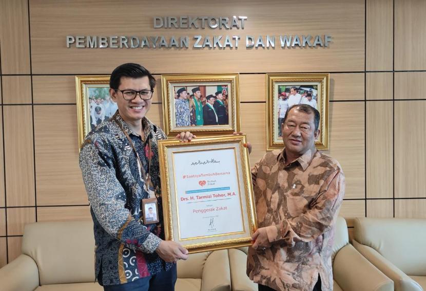 Direktur Pemberdayaan Zakat dan Wakaf, Kementerian Agama, Tarmizi Tohor menerima penghargaan sebagai Tokoh Penggerak Zakat dari LAZNAS Rumah Zakat Indonesia. 