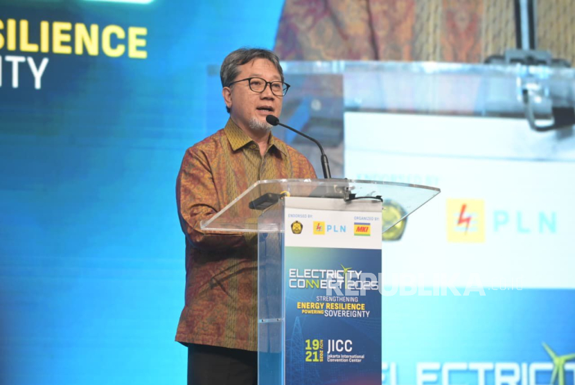 Direktur Pembinaan Program Ketenagalistrikan Direktorat Jenderal Ketenagalistrikan Kementerian ESDM, Wanhar, menegaskan peran vital sektor ketenagalistrikan sebagai penggerak ekonomi dan fondasi kemandirian bangsa menghadapi tantangan global. Ia berharap Electricity Connect 2025 menjadi wadah lahirnya ide dan kolaborasi menuju kedaulatan energi Indonesia.