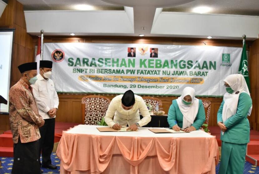 Direktur Pencegahan BNPT, Brigjen Pol. R. Ahmad Nurwakhid dan Ketua PW Fatayat NU Jawa Barat Hirni Kifa Hazefa menandatangani Perjanjian Kerja Sama (PKS) tentang Peningkatan Kapasitas Diri Dalam Rangka Pencegahan Radikal Terorisme.