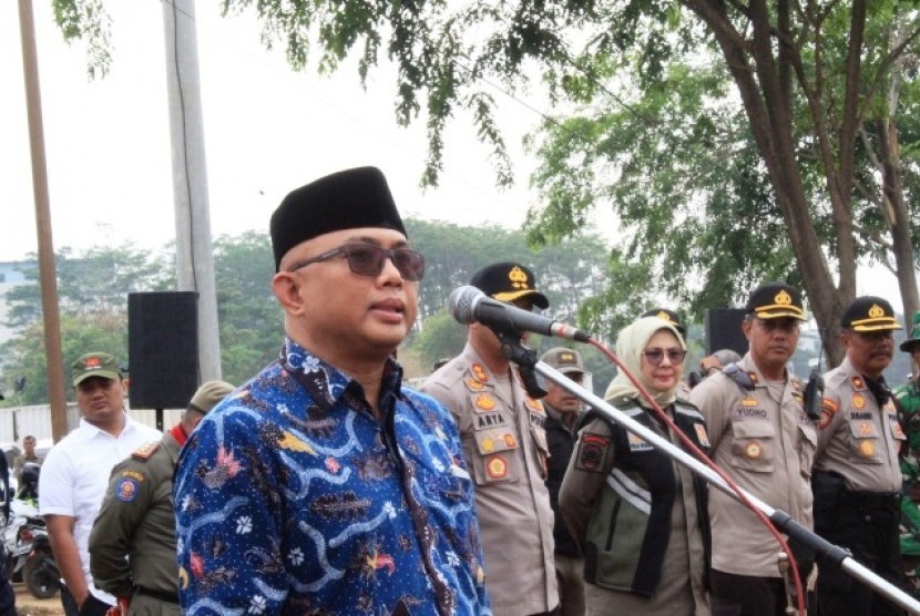 Direktur Pendidikan Tinggi Keagamaan Islam (PTKI) Kementerian Agama (Kemenag), M Arskal Salim, saat turun langsung ke lapangan meninjau progres penertiban lahan milik Kemenag untuk pembangunan kampus Universitas Islam Internasional Indonesia (UIII) di Kota Depok pada Kamis (14/11).