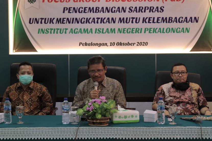 Direktur Pendidikan Tinggi Keagamaan Islam,  Suyitno (tengah).