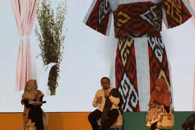 Direktur Pendistribusian dan Pendayagunaan BAZNAS, Irfan Syauqi Beik, bersama Founder Kakadits Tenun Indonesia, Nurussyifa Ardhita, dalam acara Eco Fashion Mustahik BAZNAS di Plaza Semanggi, Jakarta Selatan, Ahad (21/4).