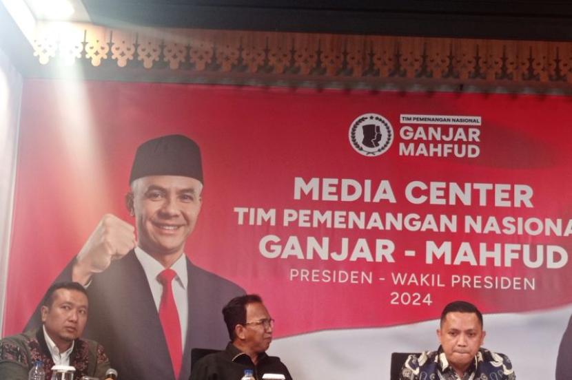 Direktur Penegakan Hukum dan Advokasi Tim Hukum TPN Ganjar-Mahfud, Ifdhal Kasim (tengah), dalam konferensi pers di Jakarta, Jumat (17/11/2023). 