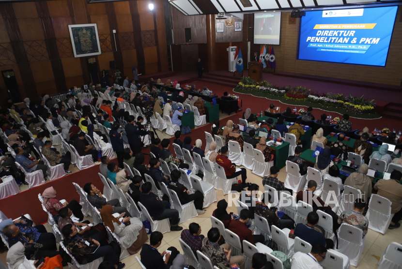 Direktur Penelitian dan Pengabdian kepada Masyarakat Kemendiktisaintek, Prof. Apt. I Ketut Adnyana, M.Si., Ph.D, di acara Bimtek Sosialisasi Program Mahasiswa Berdampak di Unisba