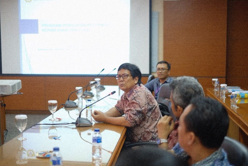 Direktur Penelitian Pelatihan Ekonomika dan Bisnis Universitas Gadjah Mada (PPEB UGM), Bambang Riyanto, menanggapi program penertiban impor berisiko tinggi Bea Cukai.