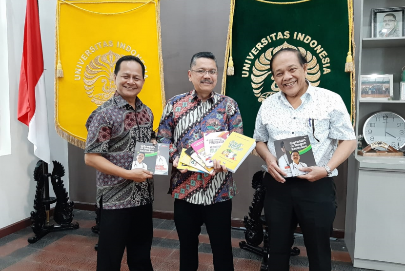 Direktur Penerbit Almawardi Prima, Afrizal Sinaro; Dekan Fakultas Kedokteran UI,  Prof Dr dr Ari Fahrial Sy; dan penulis buku serial kedokteran, Dr Sukiman (dari kiri ke kanan).