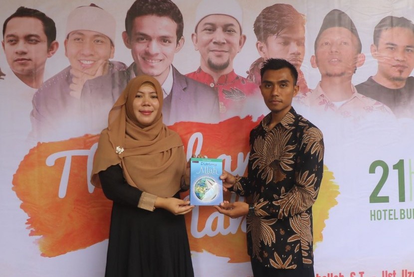 Direktur Penerbit Khazanah Mimbar Plus Yayah Rokayah Ramdan (kiri) menyerahkan buku 'Ditolong Allah' secara simbolis kepada General Manager BMH DKI Jakarta  Tri Winarno.