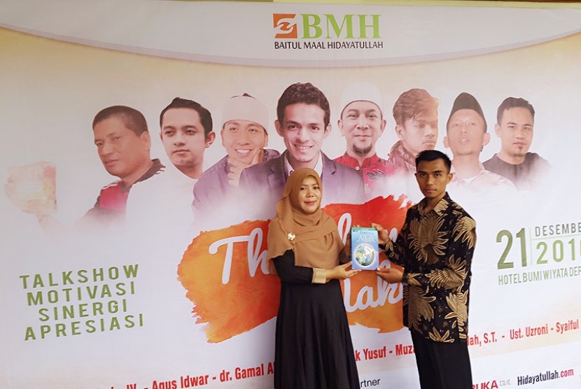 Direktur Penerbit Khazanah Mimbar Plus Yayah Rokayah Ramdan (kiri) menyerahkan buku 'Ditolong Allah' secara simbolis kepada General Manager BMH Jakarta Tri Winarno.