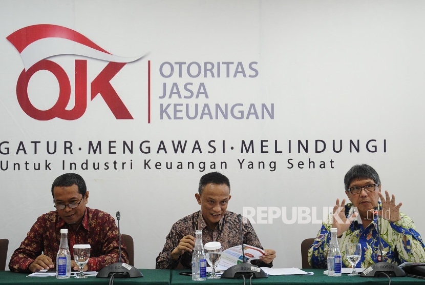 Direktur Pengawasan Bank Syariah OJK Jasmi, Deputi Komisioner Pengawasan Integrasi OJK Agus Edy Siregar dan Deputi Komisioner Pengawas Perbankan I OJK Mulya Effendi Siregar (dari kiri) berbicara saat konferensi pers di Jakarta, Kamis (19\1).