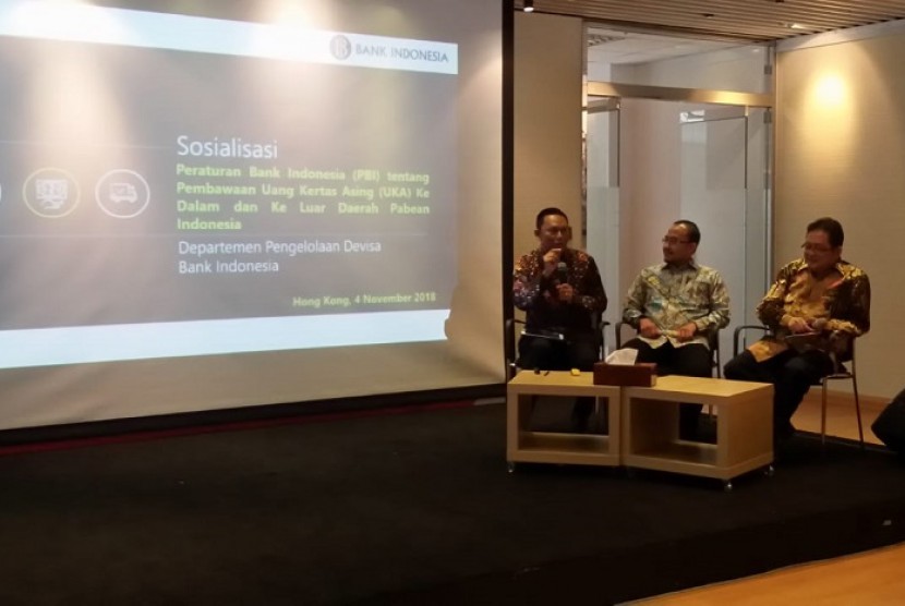 Direktur Pengelolaan Devisa Bank Indonesia (BI) Rudy Brando Hutabarat (kiri) sedang menyampaikan Sosialisasi Peraturan Bank Indonesia Tentang Pembawaan Uang Kertas Asing ke Dalam dan ke Luar Daerah Pabean Indonesia dihadapan WNI di Hong Kong, Ahad (4/11).