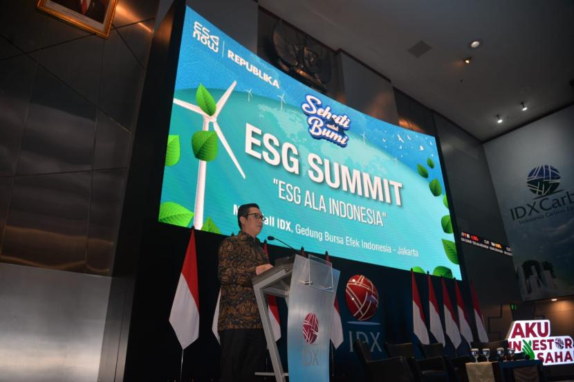  Direktur Pengembangan BEI Jeffrey Hendrik memberikan sambutan saat kegiatan ESG Summit 2024 yang digelar Republika di Gedung Bursa Efek Indonesia, Jakarta, Kamis (12/9/2024).