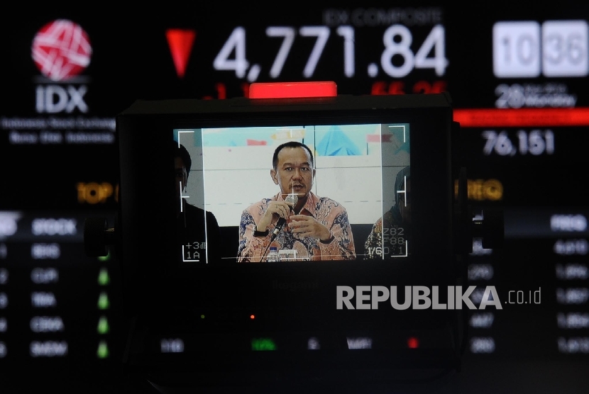 Direktur Pengembangan BEI Nicky Hogan berbicara saat konferensi pers di kantor Bursa Efek Indonesia, Jakarta, Senin (28/3). 