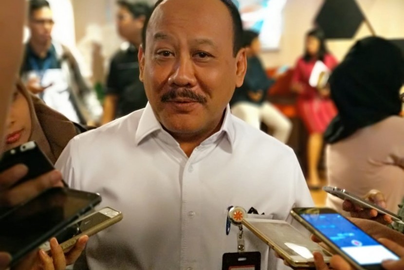 Direktur Pengembangan Bisnis dan Industri Perum Bulog Imam Subowo di Kementerian BUMN, Senin (9/7) menjelaskan terkait target produksi dan penyebaran beras kemasan 200 gram seharga Rp 2.500 per saset di seluruh Indonesia. 