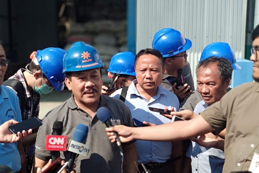 Direktur Pengembangan Bisnis dan Industri Perum Bulog Imam Subowo di Gudang Bulog Ligung, Majalengka, Jawa Barat, Jumat (3/5) menjelaskan mengenai stok beras dan komoditas lain yang dipastikan aman sepanjang Ramadhan hingga Lebaran 2019. 