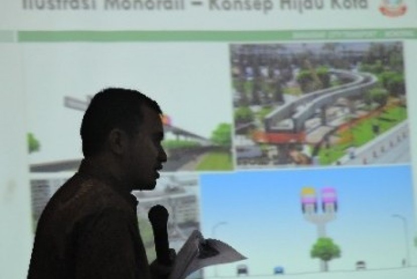 Direktur Pengembangan Bisnis PT Kalla Group, Solihin Kalla, mempresentasikan proyek pembangunan monorel (ilustrasi). 