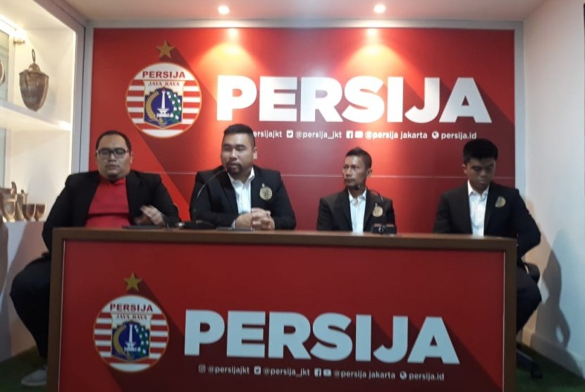 Direktur Pengembangan Persija Jakarta, Ganesha Putra (kedua dari kiri) saat konferensi pers di Kantor Persija Jakarta, Kuningan, Jakarta pada Rabu (22/1).