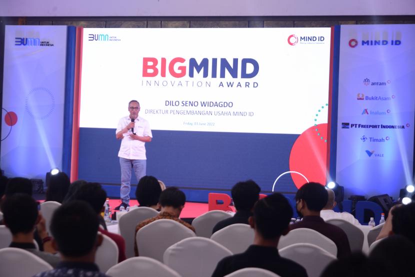 Direktur Pengembangan Usaha MIND ID Dilo Seno Widagdo saat membuka BIGMIND Innovation Award 2022 di Medan.