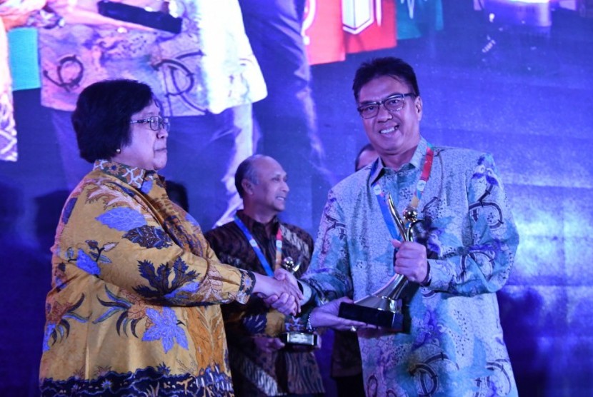 Direktur Pengolahan Pertamina, Budi Santoso Syarif (kanan) menerima penghargaan Proper Emas untuk Pertamina RU VI Balongan, yang diserahkan Menteri Lingkungan Hidup dan Kehutanan, Siti Nurbaya, di Jakarta, Kamis (27/12).